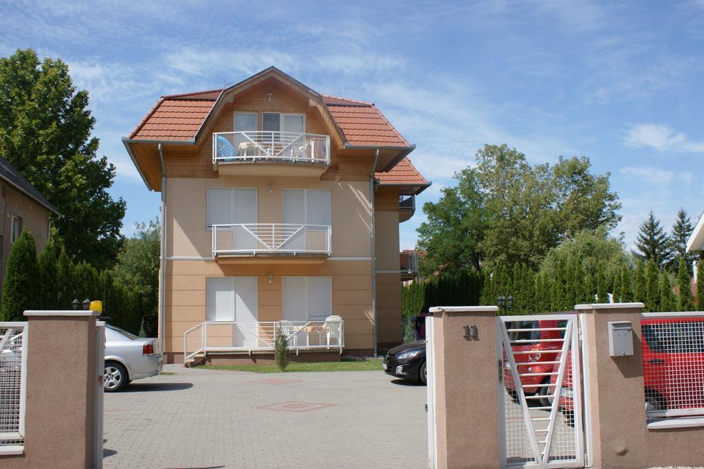 Arnyas Apartmanhaz Appartement Balatonlelle Buitenkant foto